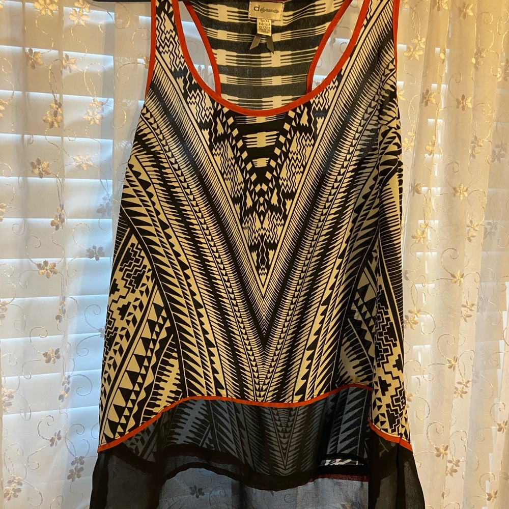 Patterned tank